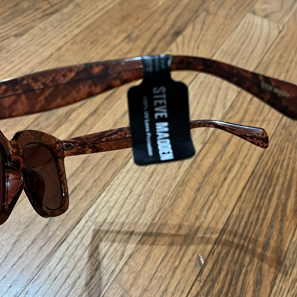 Steve Madden Sunglasses - Picture 2 of 4